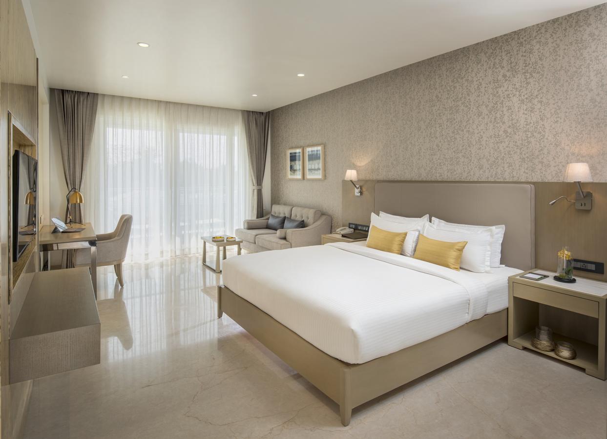 Kabir Hotel & Spa Vadodara Exteriör bild