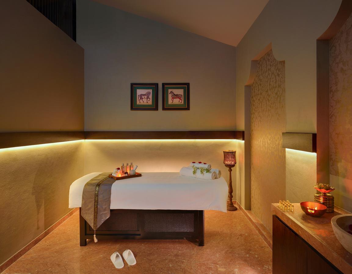 Kabir Hotel & Spa Vadodara Exteriör bild