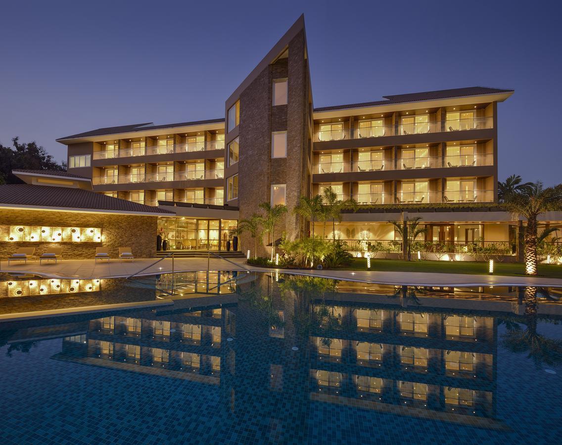 Kabir Hotel & Spa Vadodara Exteriör bild