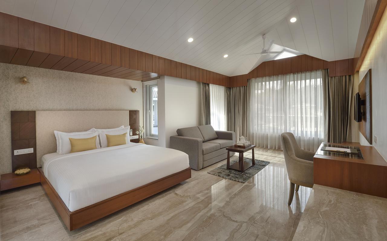 Kabir Hotel & Spa Vadodara Exteriör bild